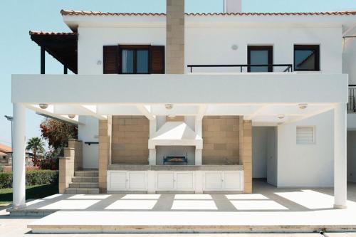 Mountain view 6 bed mansion with Private Padel Court, Pool & Gym in Choirokoitia