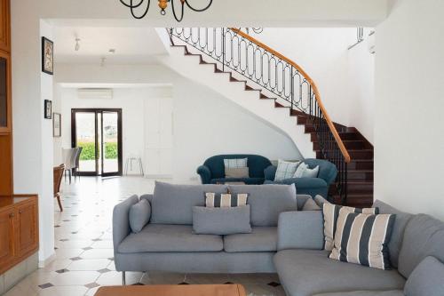 Mountain view 6 bed mansion with Private Padel Court, Pool & Gym in Choirokoitia