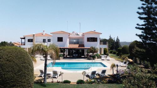 Mountain view 6 bed mansion with Private Padel Court, Pool & Gym in Choirokoitia