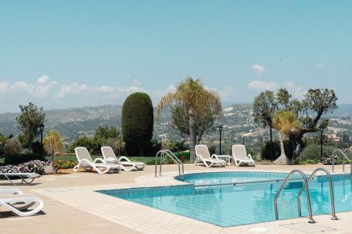 Mountain view 6 bed mansion with Private Padel Court, Pool & Gym in Choirokoitia