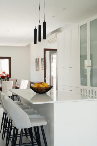 Mountain view 6 bed mansion with Private Padel Court, Pool & Gym in Choirokoitia