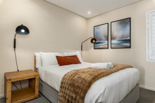 Spacious Seaside Retreat with Stunning Views - image 8