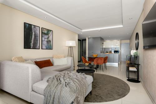 Spacious Seaside Retreat with Stunning Views - image 12