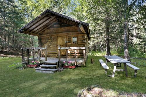 Rustic Off-Grid Cabin with Creekside Views & Sauna Access Near Bear Creek Pond, Hope Alaska – khách sạn tại Bird Creek