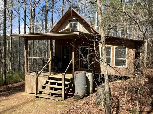 . Secluded Woodland Cabin for an Authentic Off-Grid Nature Escape in Fruithurst, Alabama