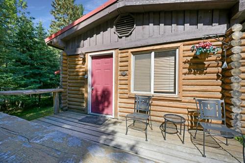 Cozy Pondside Cottage Cabin with Wood-Burning Stove & Private Deck Near Downtown Hope, Alaska – khách sạn tại Bird Creek