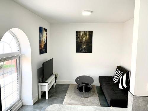Falcon Crest Lodge - 2BR-Sleeps 7 - Free Parking - Wi-Fi – khách sạn tại Smethwick
