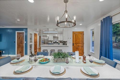 Luxury Mountain Retreat with Stargazing Dome, Hot Tub & Game Room in Oakhurst, California in 阿瓦尼 (CA)