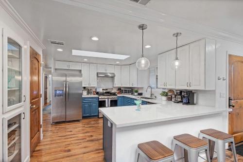 Luxury Mountain Retreat with Stargazing Dome, Hot Tub & Game Room in Oakhurst, California in 阿瓦尼 (CA)