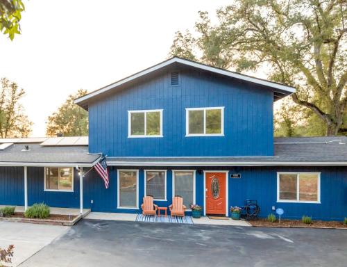 Luxury Mountain Retreat with Stargazing Dome, Hot Tub & Game Room in Oakhurst, California in 阿瓦尼 (CA)