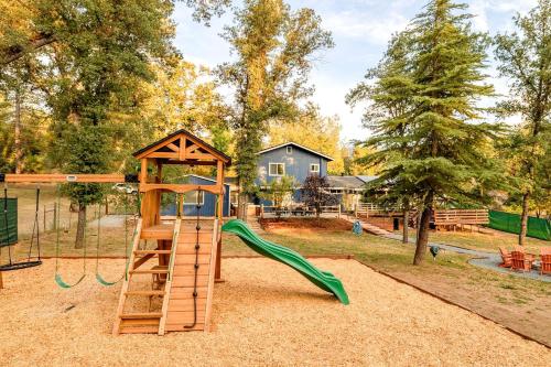 Luxury Mountain Retreat with Stargazing Dome, Hot Tub & Game Room in Oakhurst, California in 阿瓦尼 (CA)