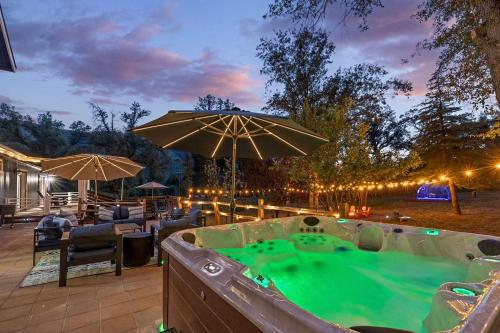 Luxury Mountain Retreat with Stargazing Dome, Hot Tub & Game Room in Oakhurst, California in 阿瓦尼 (CA)