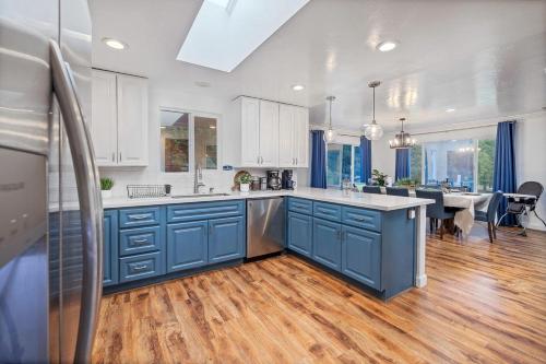 Luxury Mountain Retreat with Stargazing Dome, Hot Tub & Game Room in Oakhurst, California in 阿瓦尼 (CA)