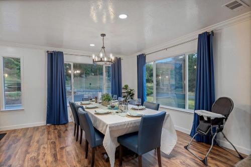 Luxury Mountain Retreat with Stargazing Dome, Hot Tub & Game Room in Oakhurst, California in 阿瓦尼 (CA)