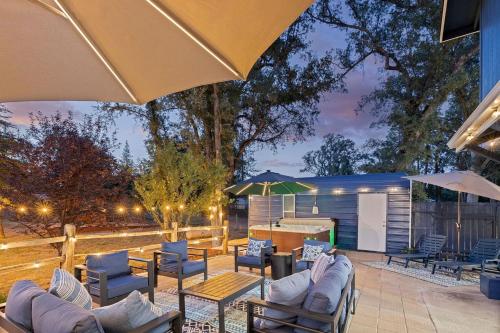 Luxury Mountain Retreat with Stargazing Dome, Hot Tub & Game Room in Oakhurst, California in 阿瓦尼 (CA)