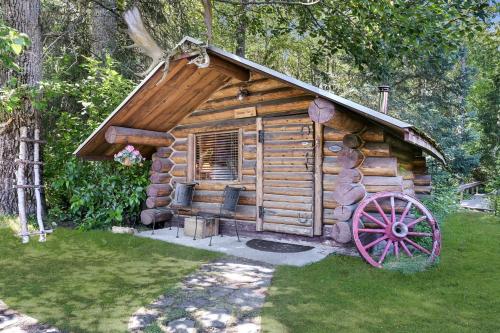 Historic Rustic Original Horse-Drawn Wood-Built Cabin with Bear Creek Pond Access & Bald Eagle Nest  – khách sạn tại Bird Creek