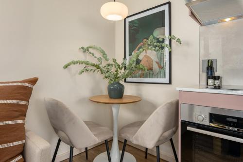 Designer Apartment in Vredehoek with Mountain Views - image 3