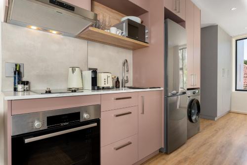 Designer Apartment in Vredehoek with Mountain Views - image 7