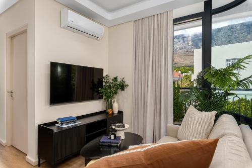 Designer Apartment in Vredehoek with Mountain Views - image 9