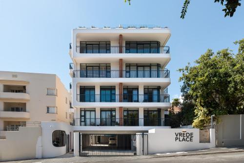 Designer Apartment in Vredehoek with Mountain Views - image 11