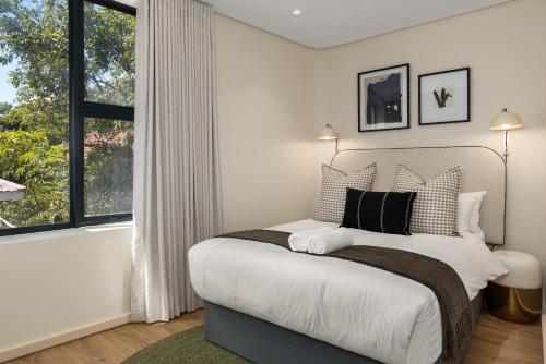Designer Apartment in Vredehoek with Mountain Views - main image