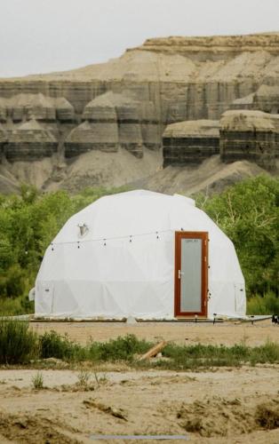 . The Perfect Romantic Retreat Spot: Gorgeous Dome near Capitol Reef National Park, Utah