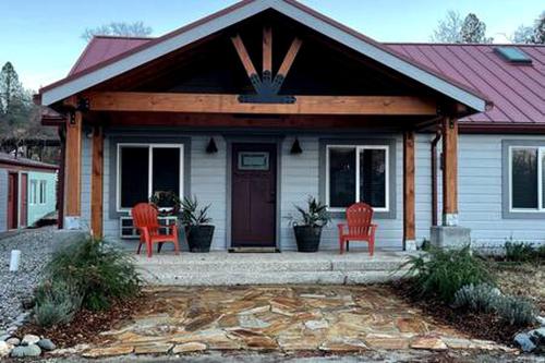 . Serene Spacious Cabin with Hot Tub for an Unforgettable Group Trip in North San Juan, California