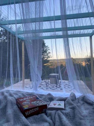A-Frame Serenity: Tiny Cabin with Panoramic Scenery in Michigan's Tranquil Setting in Boyne Falls (Michigan)
