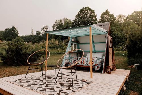 A-Frame Serenity: Tiny Cabin with Panoramic Scenery in Michigan's Tranquil Setting in Boyne Falls (Michigan)