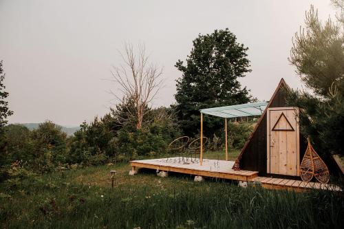 A-Frame Serenity: Tiny Cabin with Panoramic Scenery in Michigan's Tranquil Setting in Boyne Falls (Michigan)