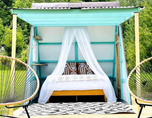 A-Frame Serenity: Tiny Cabin with Panoramic Scenery in Michigan's Tranquil Setting in Boyne Falls (Michigan)