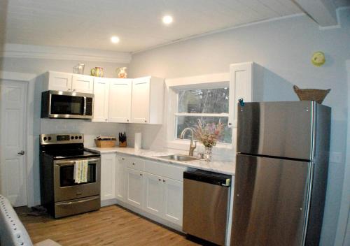 Escape to Enfield: Peaceful Lakefront Cabin on Crystal Lake in Enfield (NH)