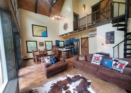 Escape to Elegance: Waterfront Cabin in a Texas Forest – Ideal Glamping Getaway in Magnolia (TX)
