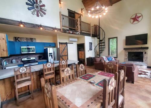 Escape to Elegance: Waterfront Cabin in a Texas Forest – Ideal Glamping Getaway in Magnolia (TX)