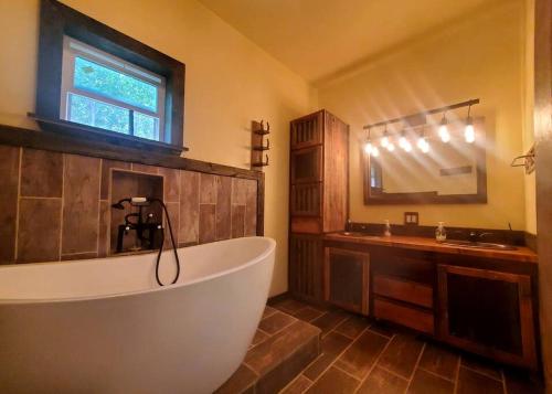 Escape to Elegance: Waterfront Cabin in a Texas Forest – Ideal Glamping Getaway in Magnolia (TX)