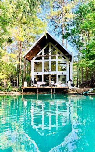 Escape to Elegance: Waterfront Cabin in a Texas Forest – Ideal Glamping Getaway in Magnolia (TX)