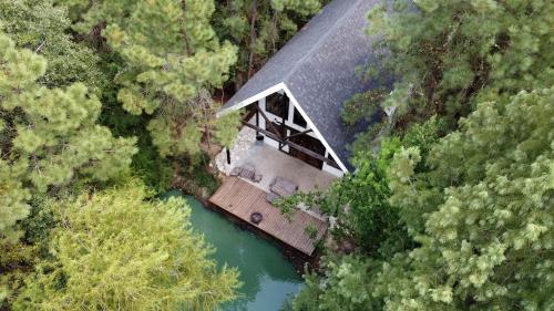 Escape to Elegance: Waterfront Cabin in a Texas Forest – Ideal Glamping Getaway in Magnolia (TX)