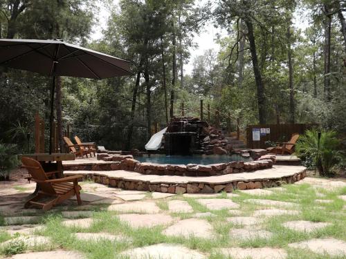 Hot tub, Escape to Elegance: Waterfront Cabin in a Texas Forest – Ideal Glamping Getaway in Magnolia (TX)