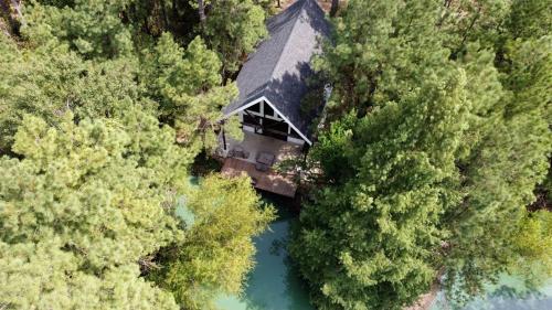 Escape to Elegance: Waterfront Cabin in a Texas Forest – Ideal Glamping Getaway in Magnolia (TX)