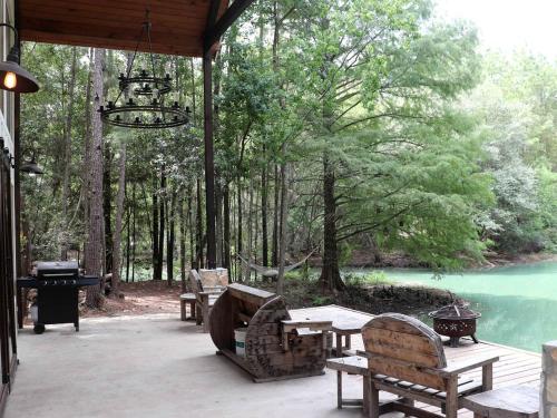 Escape to Elegance: Waterfront Cabin in a Texas Forest – Ideal Glamping Getaway in Magnolia (TX)