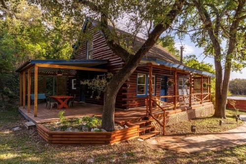Spacious and Rustic Hill Country Cabin Rental Ideal for Family Getaways near Austin