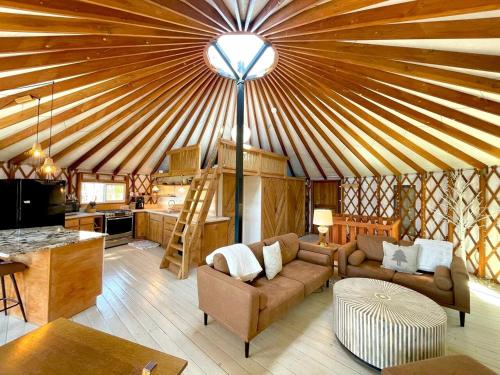 Cozy Mountain Yurt with Panoramic Views near Selkirk Mountains, Sandpoint Idaho in Sandpoint (ID)