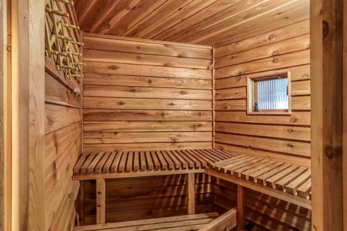 Cozy Mountain Yurt with Panoramic Views near Selkirk Mountains, Sandpoint Idaho in Sandpoint (ID)