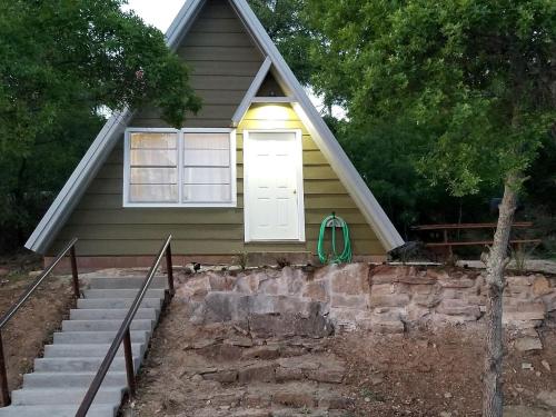 . Cozy Lakefront A-Frame Cabin with Dock Access & BBQ Near Lake Cisco, TX