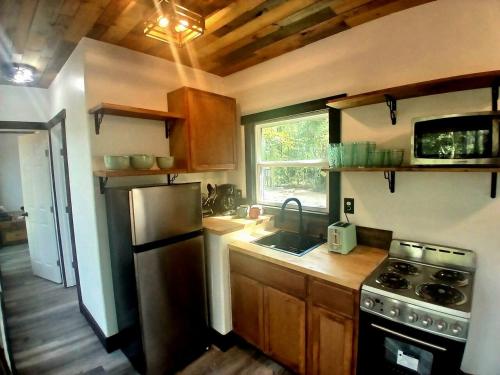 Secluded Container with BBQ for a Waterfront Retreat, Perfect for Fishing and Roasting S'Mores in Gr in Magnolia (TX)
