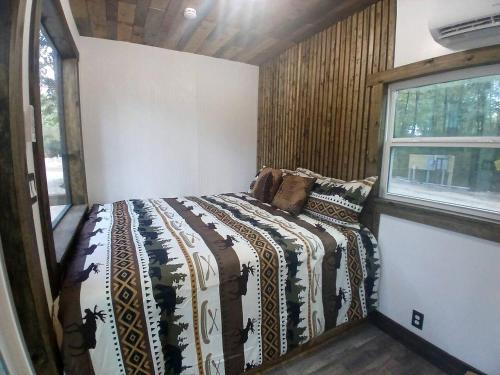 Secluded Container with BBQ for a Waterfront Retreat, Perfect for Fishing and Roasting S'Mores in Gr in Magnolia (TX)