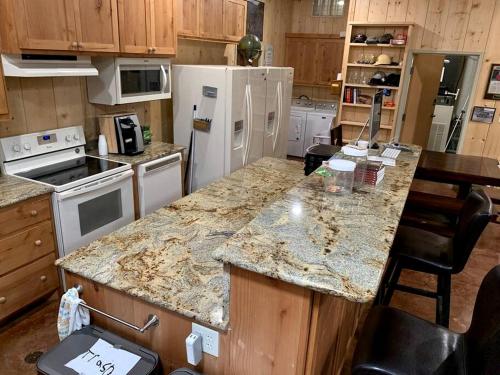 Lodge for Adventure Glamping for Families or Large Groups on Lake Godstone, Texas in Graham (TX)