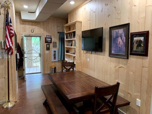Lodge for Adventure Glamping for Families or Large Groups on Lake Godstone, Texas in Graham (TX)