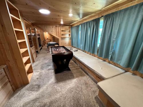 Lodge for Adventure Glamping for Families or Large Groups on Lake Godstone, Texas in Graham (TX)