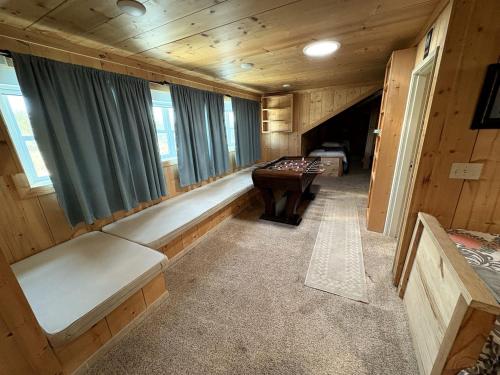 Lodge for Adventure Glamping for Families or Large Groups on Lake Godstone, Texas in Graham (TX)